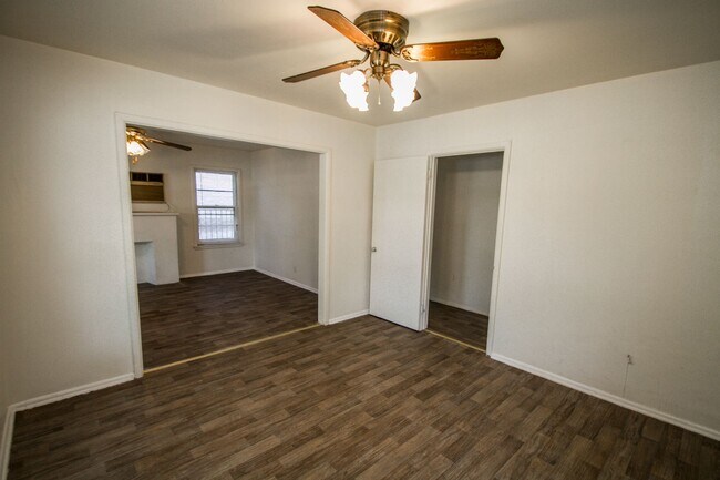 Building Photo - Close to Local Amenities and Downtown