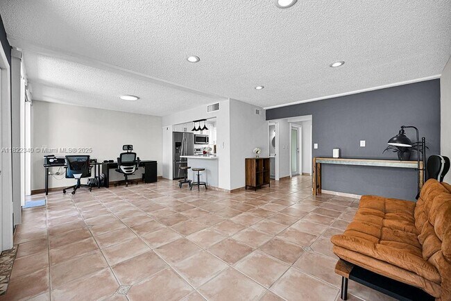 Building Photo - 9133 Fontainebleau Blvd