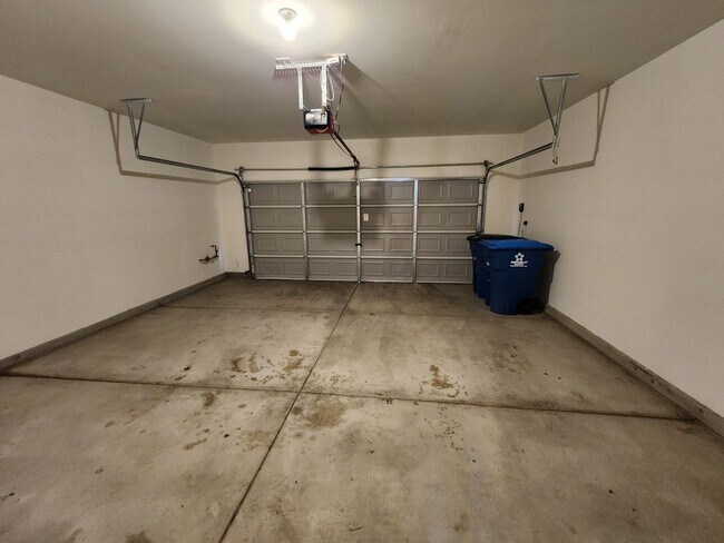 Building Photo - Spring Valley close to Restaurants and Shopping