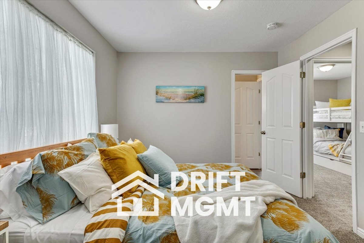 Building Photo - 184 E Rideout Hall Ln