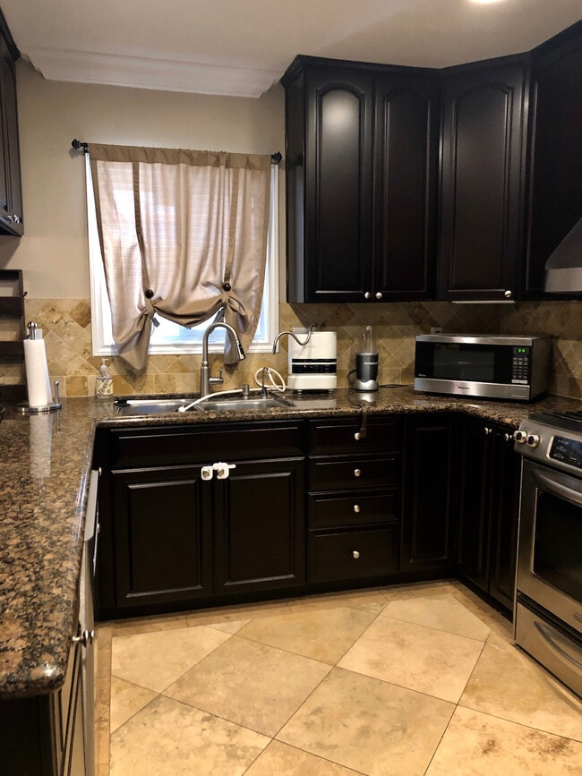 Building Photo - 2118 Ernest Ave