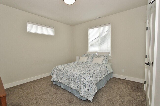 Building Photo - Lovely 4 bed 2 1/2 bath Home in Meridian, Available first week of July