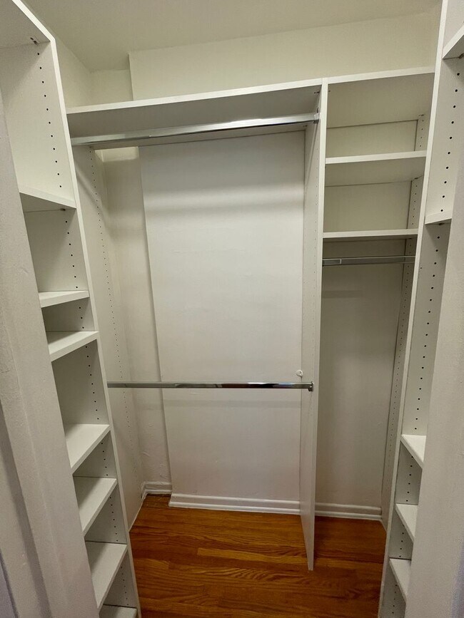 Building Photo - 1059-1059 S Genesee Ave