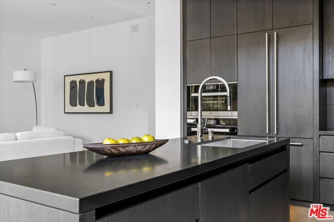 Building Photo - 8890 Rosewood Ave