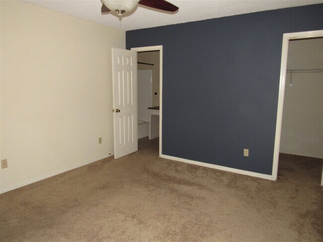 Building Photo - 3501 Parkwood Ave