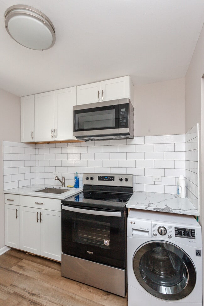 Building Photo - 6427 N Hermitage Ave