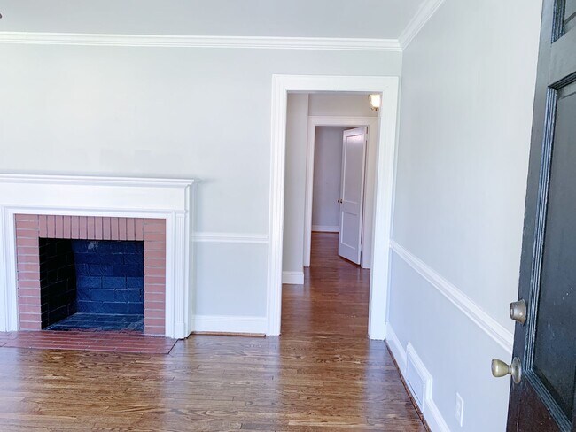 Building Photo - 3 Bedrooms 2 Full Bathrooms with fenced in...