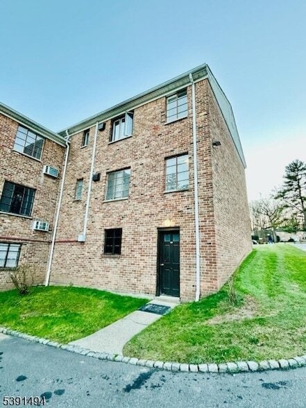 Building Photo - 63 Troy Dr