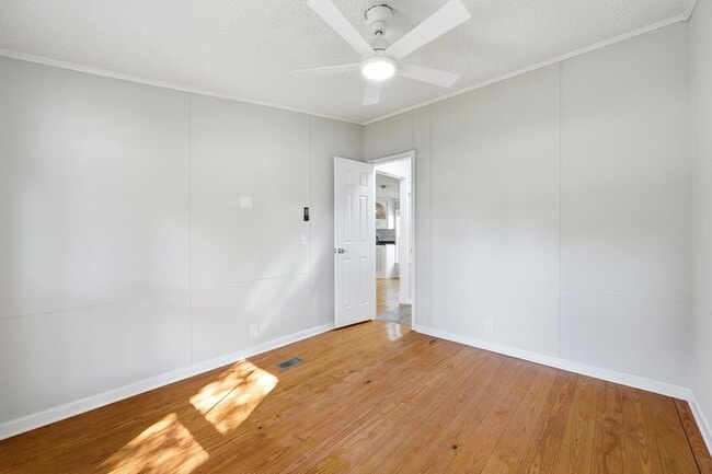 Building Photo - 215 Lee Pl