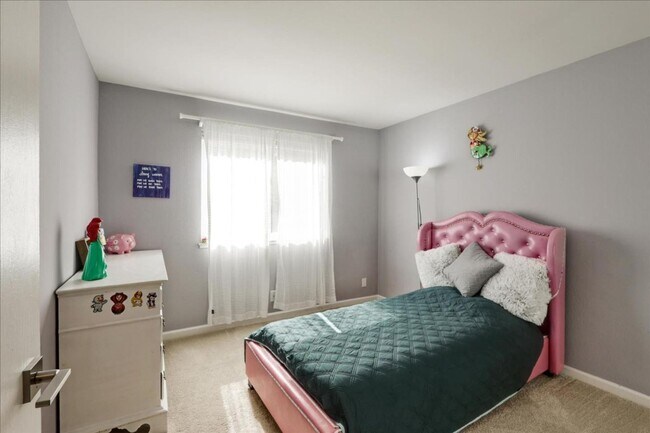 Building Photo - Remodeled unit with views