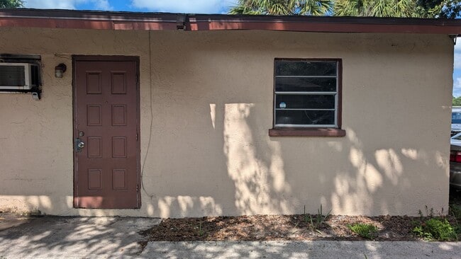 Primary Photo - 2/1 home in sarasota, great location, and ...