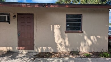 Building Photo - 2/1 home in sarasota, great location, and ...