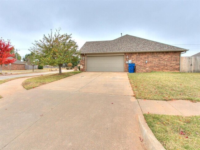 Building Photo - 1001 N Barn Hill Way