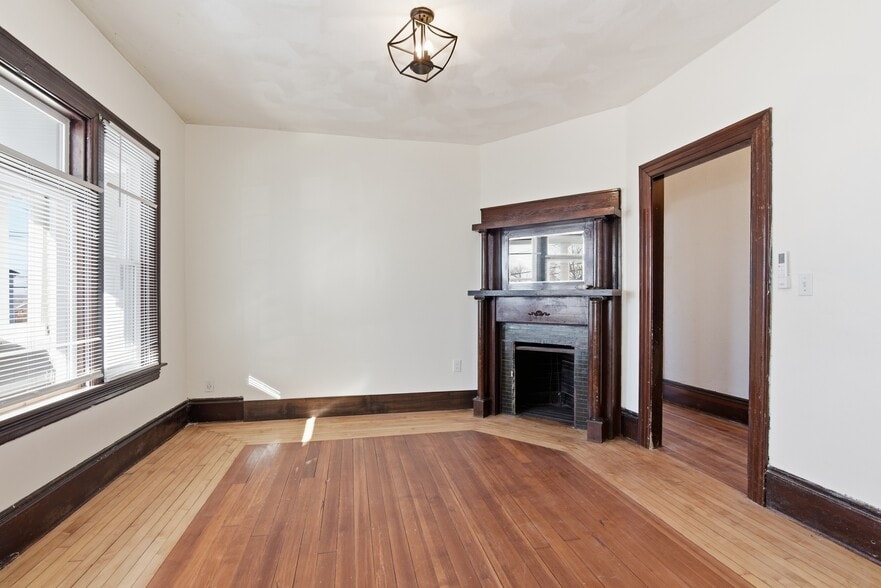 Building Photo - 341 Belmont St