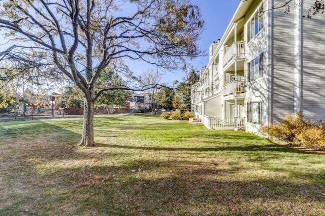 Building Photo - 2 Bedroom 2 Bath End Unit Condo with covered parking!