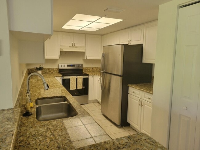 Building Photo - 1400 Crestwood Ct S
