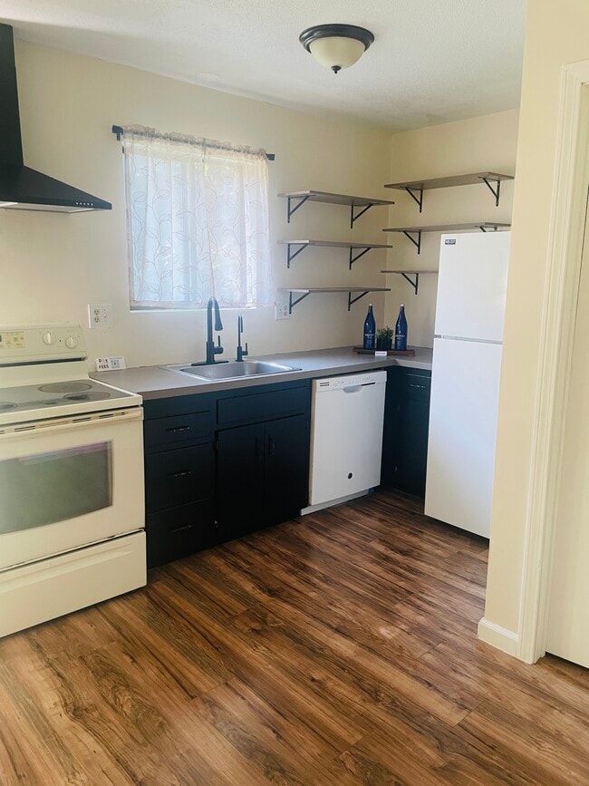 Building Photo - 220 Blakeslee St