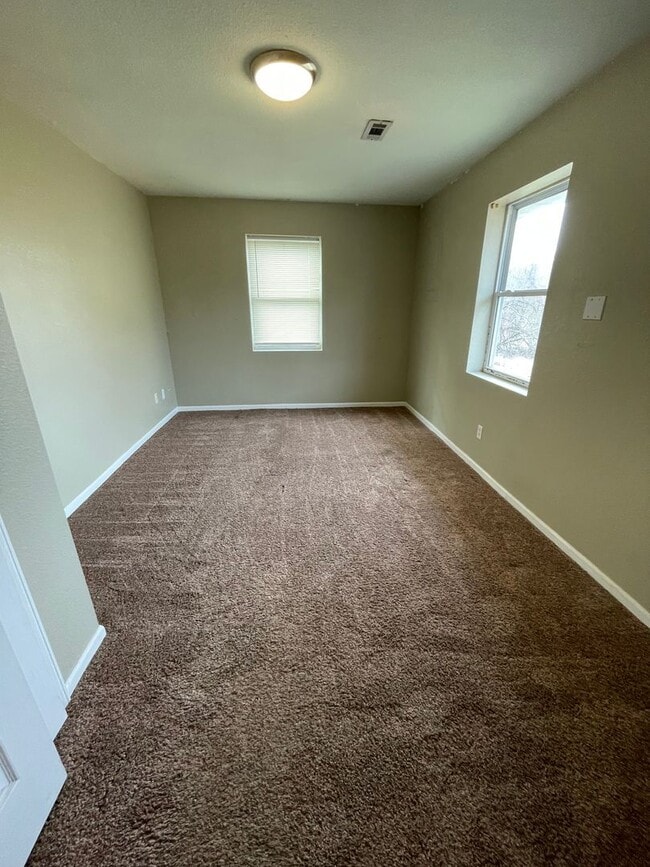 Building Photo - 2 bed/ 1 bath Single Family House