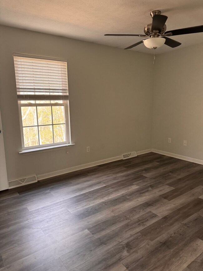 Building Photo - 2 Bedroom || 1.5 Bathroom Townhome