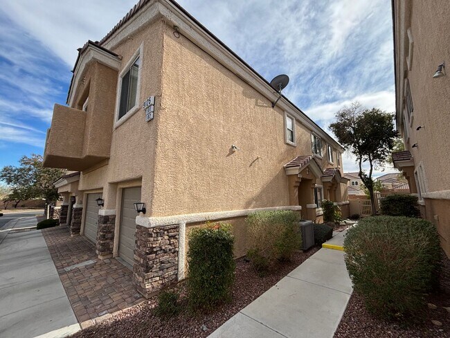 Building Photo - Gorgeous 2Bed/2Bath/1CarGarage TownHouse, located in the NW part of the valley