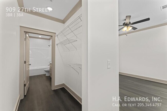 Building Photo - 909 27th St