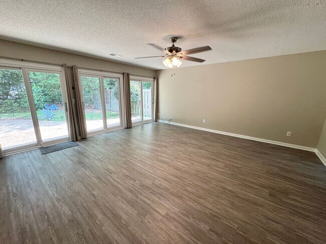 Building Photo - 109 Hickory Dr