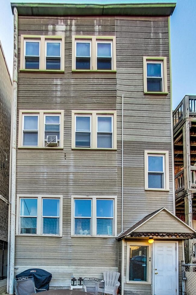 Building Photo - 1037 N Damen Ave.
