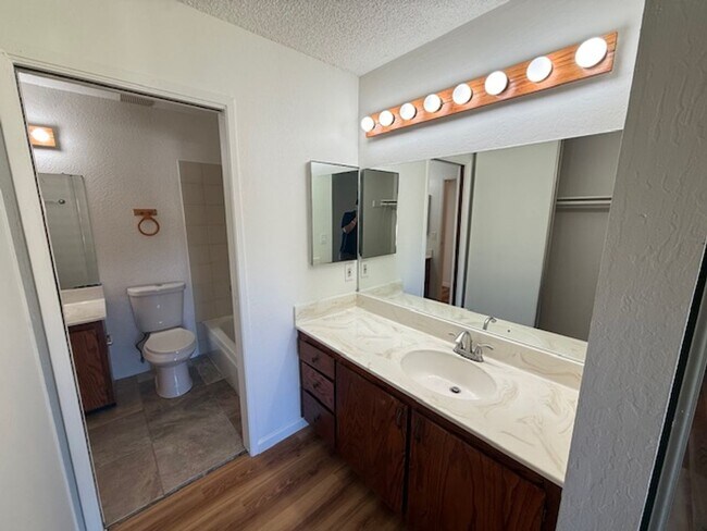 Building Photo - 2-Bedroom, 1.5 Bathroom Townhome in Quiet El Sobrante Neighborhood