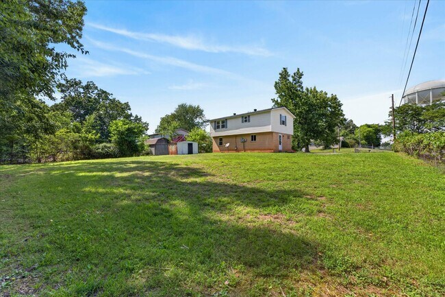 Building Photo - Pet Friendly Three Bedroom!