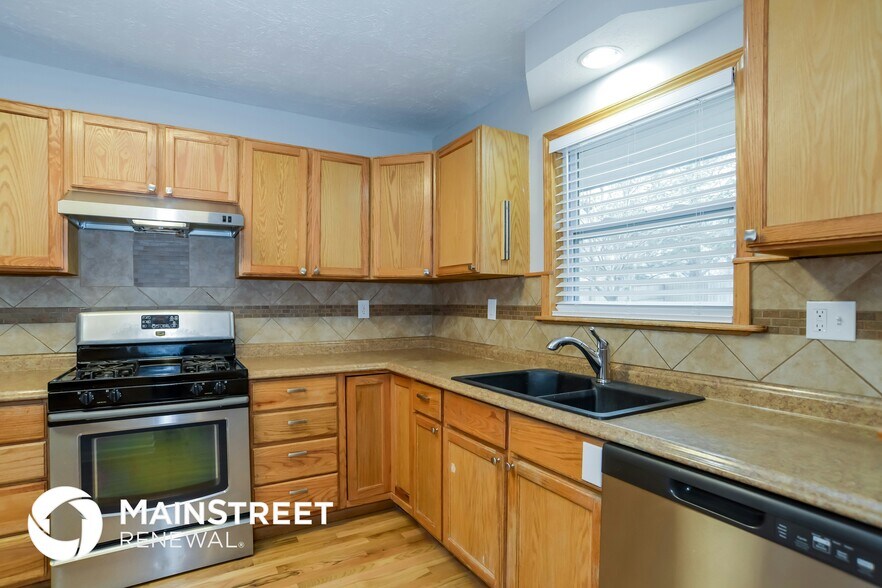 Building Photo - 417 NE Colonial Ct