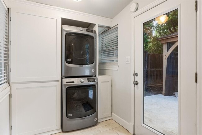 Building Photo - 2309 Newfield Ln