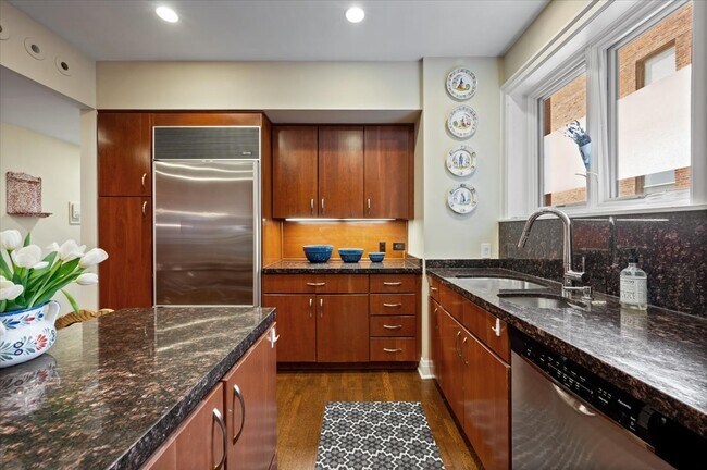 Building Photo - 2130 N Lincoln Park W