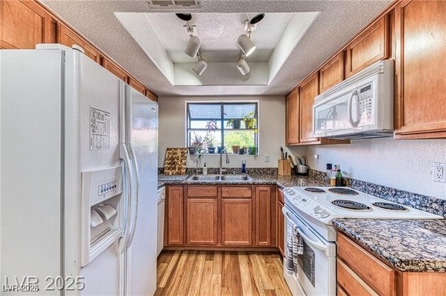 Building Photo - 7200 W Pirates Cove Rd