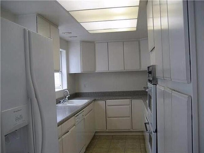 Building Photo - Spacious Beach House