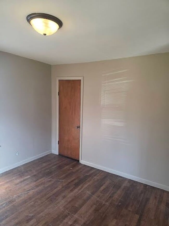 Building Photo - 3 Bed 1 Bath, Washer Dryer Hookup , Fenced in yard $1300 , $2800 to move in