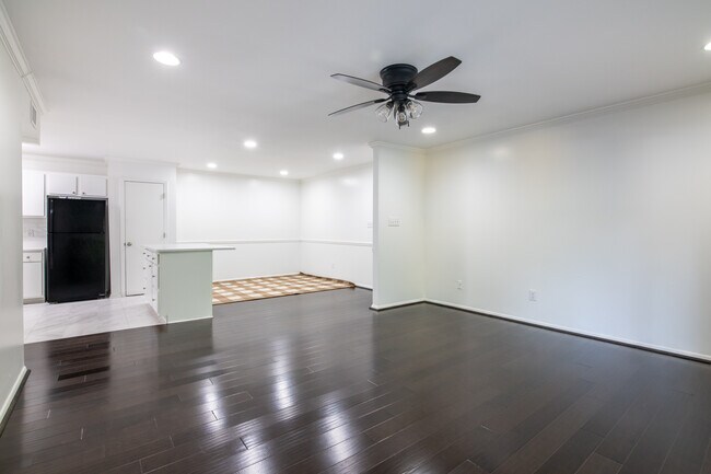 Building Photo - 1001 Woodland Vlg