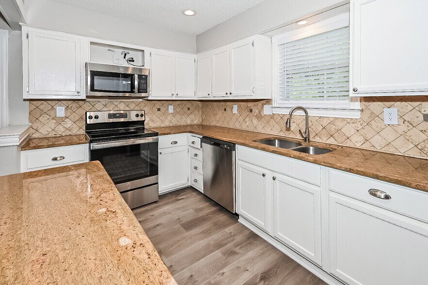 Building Photo - 6710 Tangleberry Cove