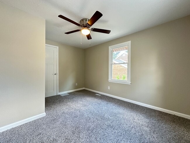 Building Photo - 3 Bedroom 1.5 Bathroom Finished Basement 2...