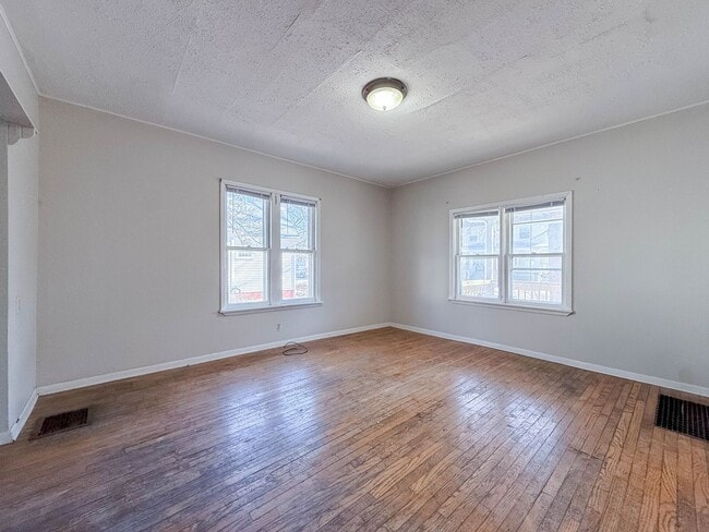 Building Photo - Short