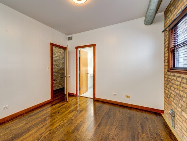 Building Photo - 7020 N Paulina St