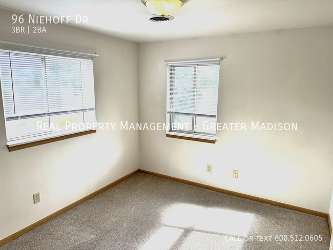 Building Photo - Large 3 bedroom with 2 full baths and an a...