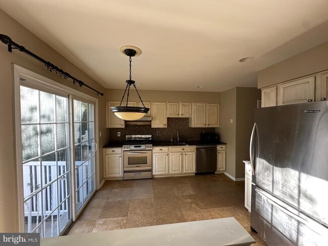 Building Photo - 6104 Coventry Way