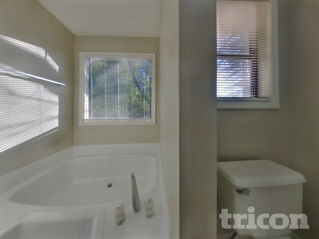 Building Photo - 303 Lowe Ct NW