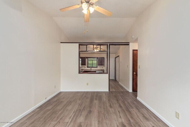 Building Photo - 2 Bedroom, 2 Bathroom Home