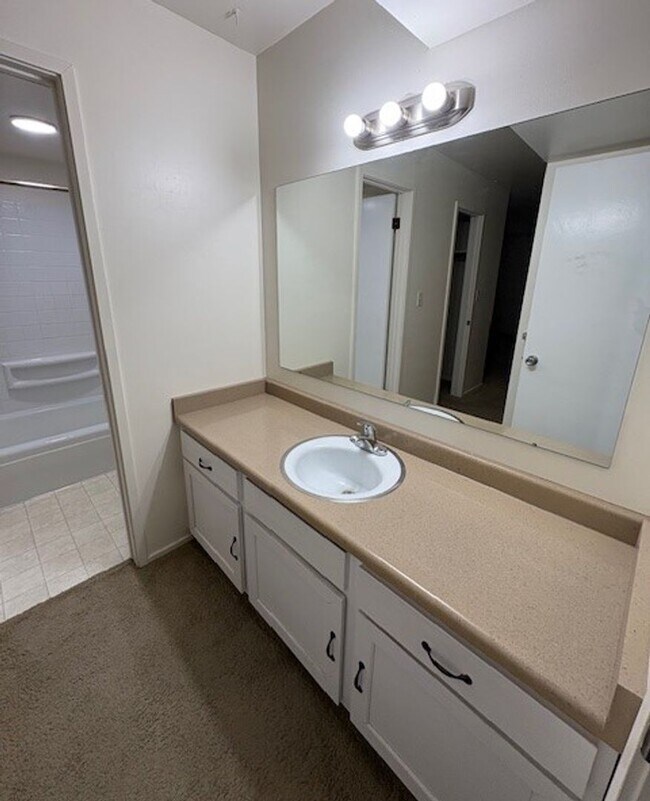 Building Photo - 1 Bedroom Condo Located near UofU!
