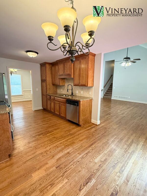 Building Photo - 102 Oak Ridge Trail