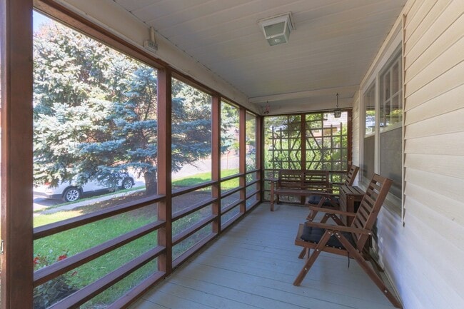 Building Photo - {4805}  Charming West Plaza Bungalow + Pri...