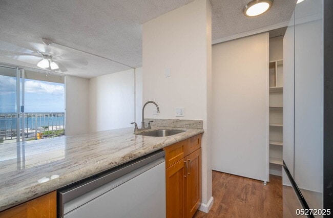 Building Photo - $2,350 / 1br - 552ft2 - Modern Comfort & Convenience 1BR/1BA/1PKG unit in Lele Pono Condo (Aiea)