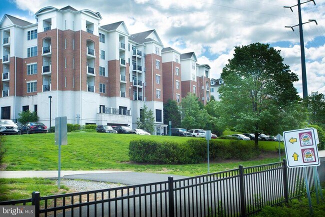 Building Photo - 350 W Elm St