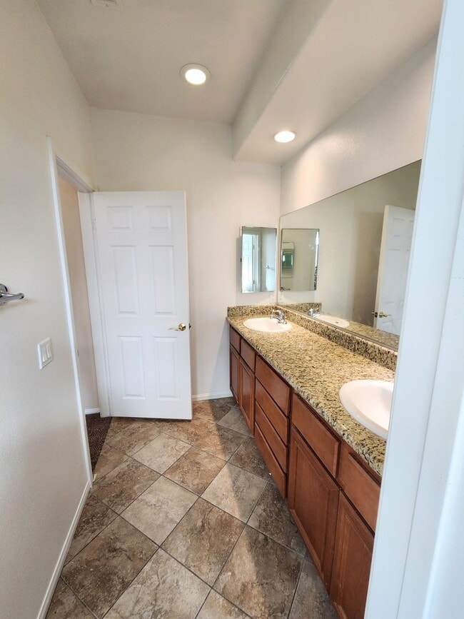 Building Photo - 3 Bedroom home in the beloved Joshua Tree area